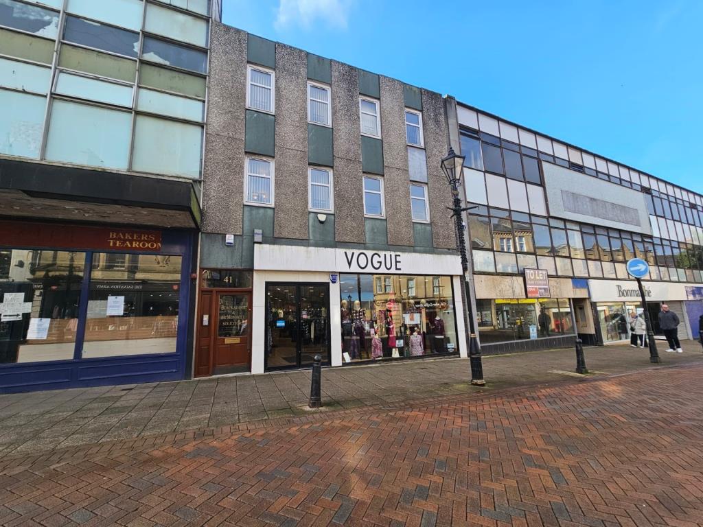 Lot: 77 - PORTFOLIO OF HIGH STREET COMMMERCIAL PREMISES (PART LET) - Example units on High Street Falkirk (excluding No 39)